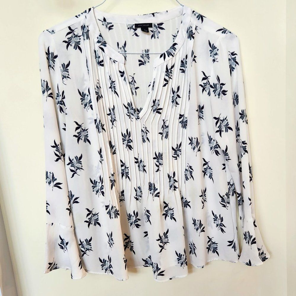 Ann Taylor Flowy Bell Sleeve Blouse Navy Sprigs Sz S